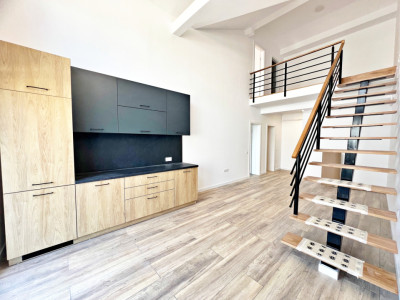 Apartamet finisat la cheie cu 3 camere, bucătărie mobilată și două băi. 