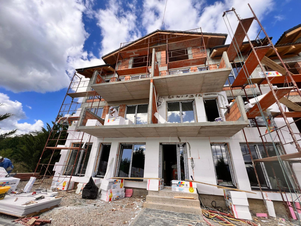 Apartament 3 camere, două băi, curte 50 mp.-Natura la tine acasă! Cristian-SiBiU