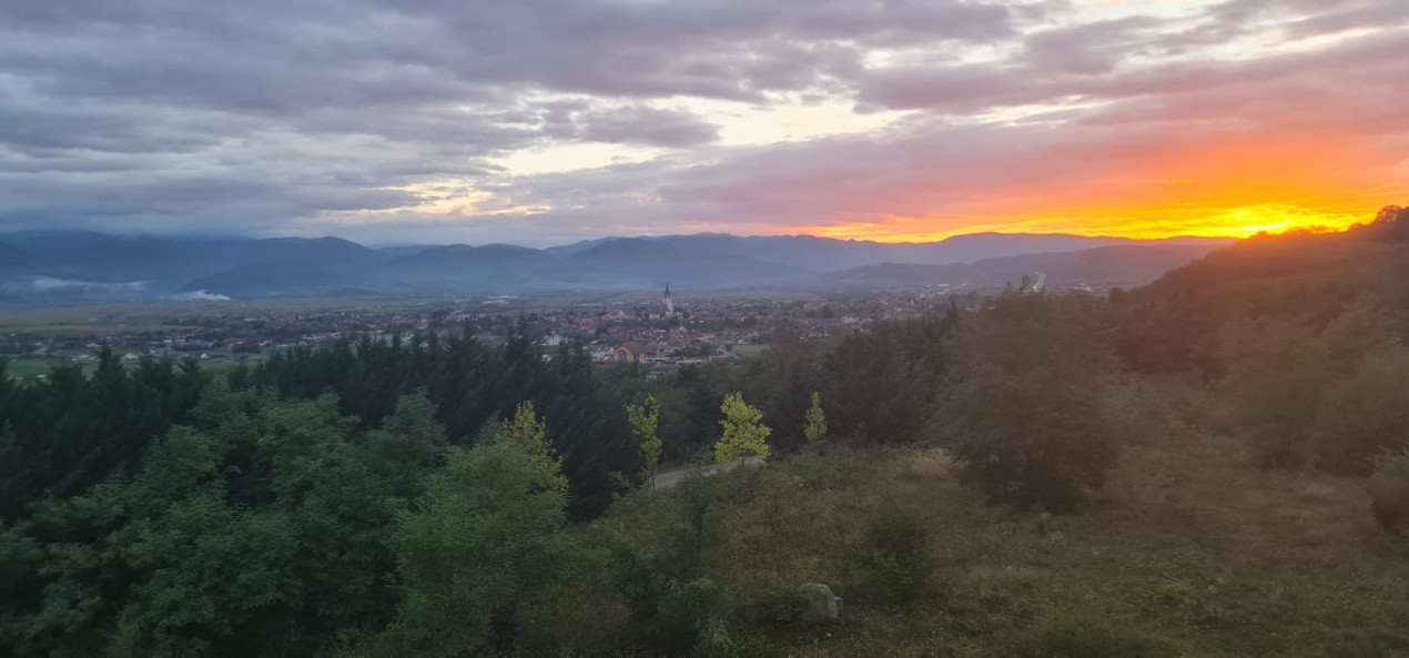 Apartament 3 camere, două băi, curte 50 mp.-Natura la tine acasă! Cristian-SiBiU