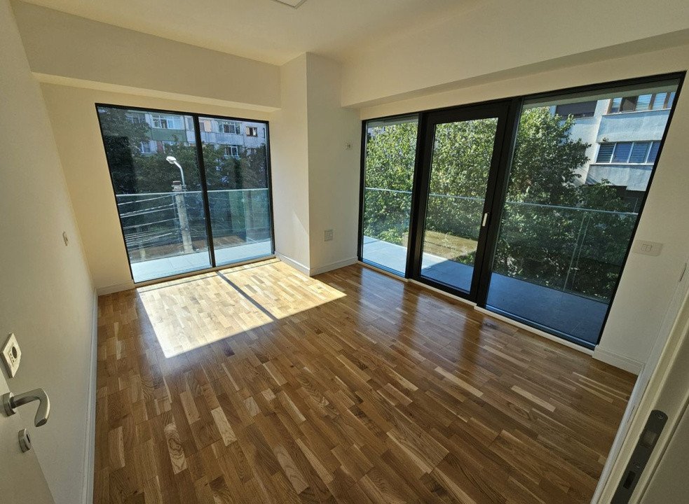 Apartament 3 camere nemobilat, pentru birouri, salon etc