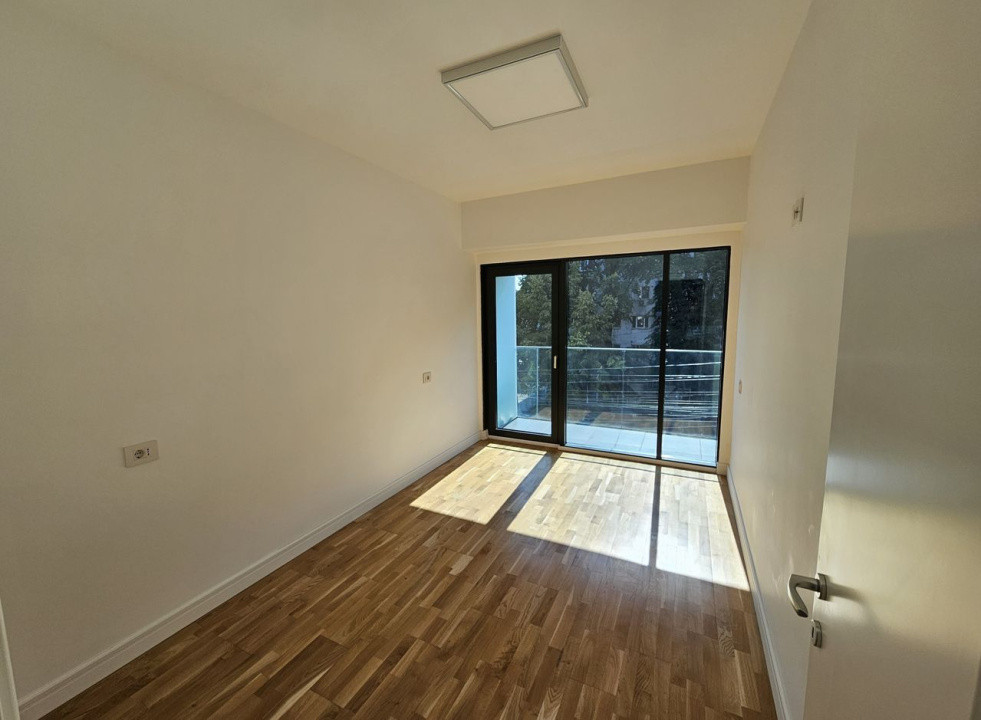 Apartament 3 camere nemobilat, pentru birouri, salon etc