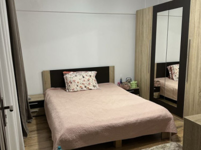 Apartament 2 camere Pod de Fier, decomandat, la strada!