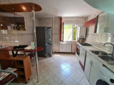 Apartament cu 3 camere in Podu Ros, Rond, et.1