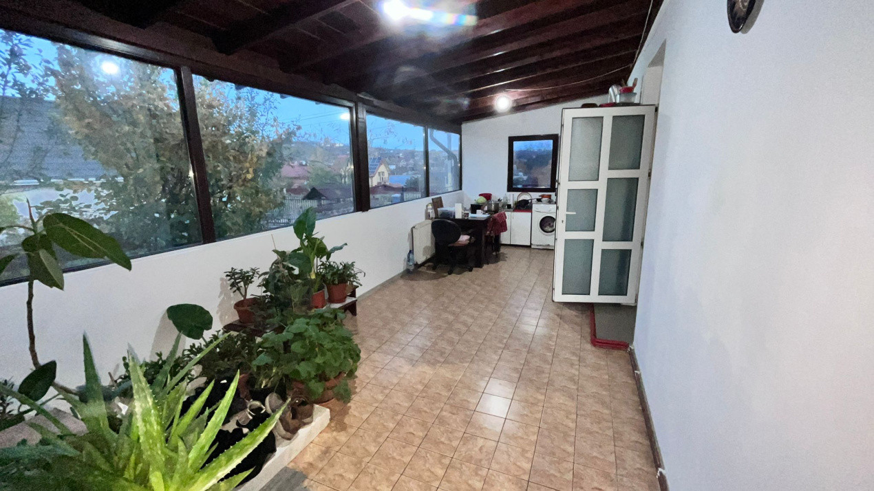 Apartament in bloc-vila, pe 2 nivele, demisol si parter, cu curte, in Bucium!