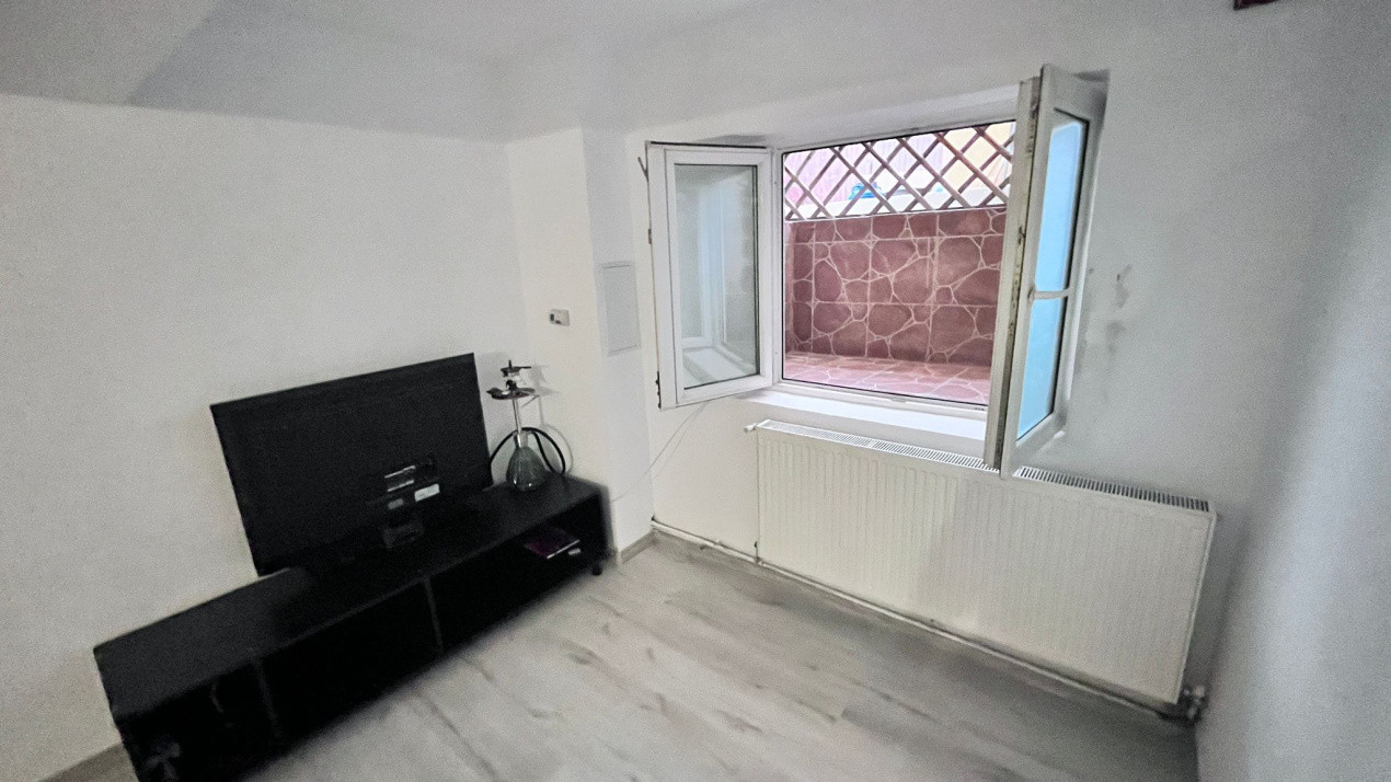 Apartament in bloc-vila, pe 2 nivele, demisol si parter, cu curte, in Bucium!