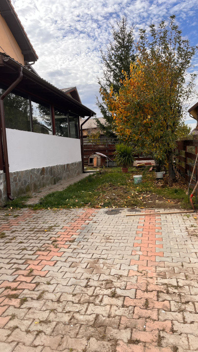 Apartament in bloc-vila, pe 2 nivele, demisol si parter, cu curte, in Bucium!