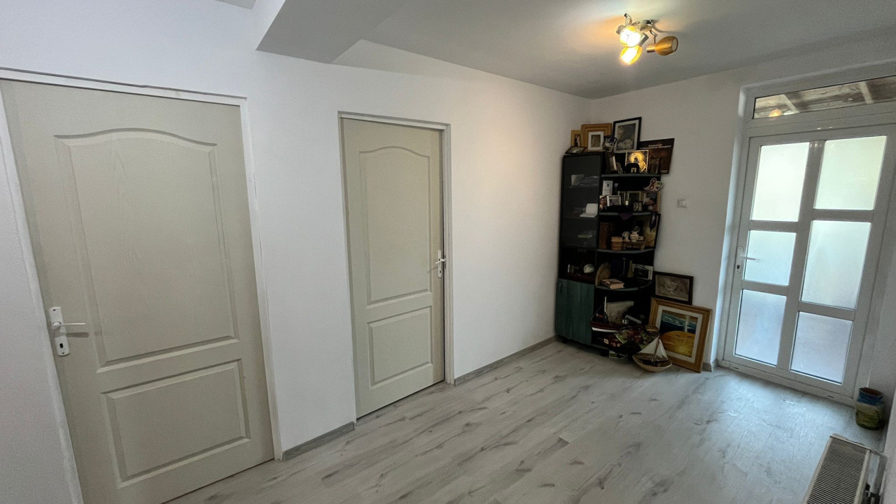 Apartament in bloc-vila, pe 2 nivele, demisol si parter, cu curte, in Bucium!