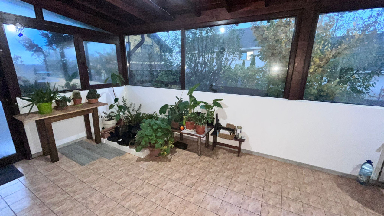 Apartament in bloc-vila, pe 2 nivele, demisol si parter, cu curte, in Bucium!