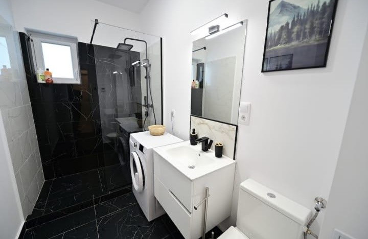 Apartament modern cu 2 dormitoare, balcon și parcare 