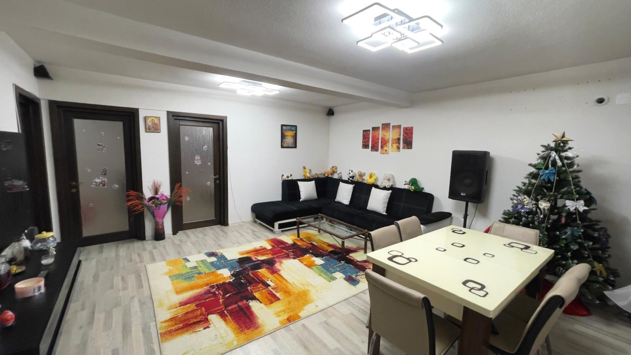 Triplex cu grădină și stradă privată – confort, intimitate și stil