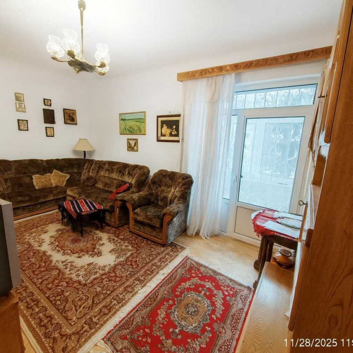 Apartament cu  2 camere 60m2 + boxă 13m2, cu 2 bai, decomandat Copou