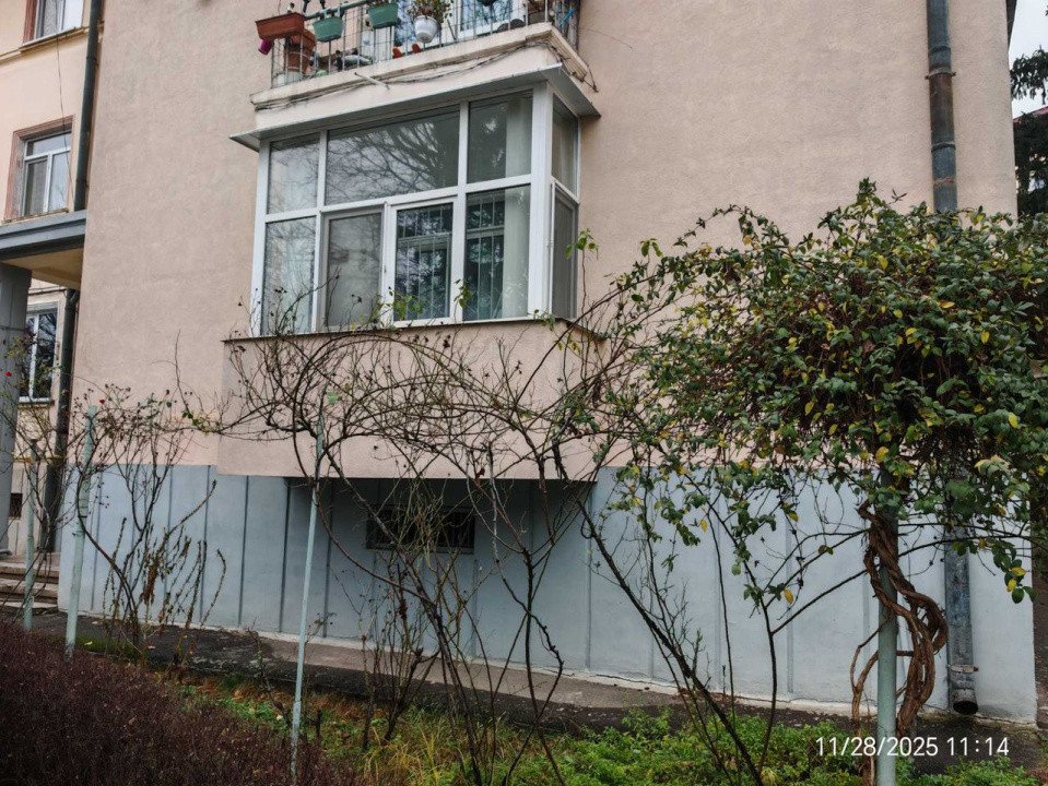 Apartament cu  2 camere 60m2 + boxă 13m2, cu 2 bai, decomandat Copou