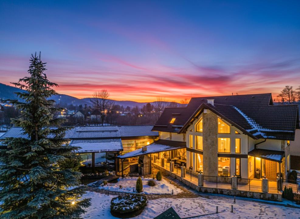 Vilă spectaculoasă lângă Castelul Bran cu piscină și cramă COMISION 0%