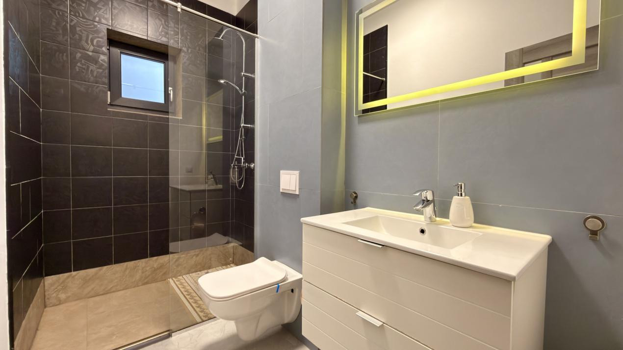 Apartament la parter cu curte privată, terase și două locuri de parcare