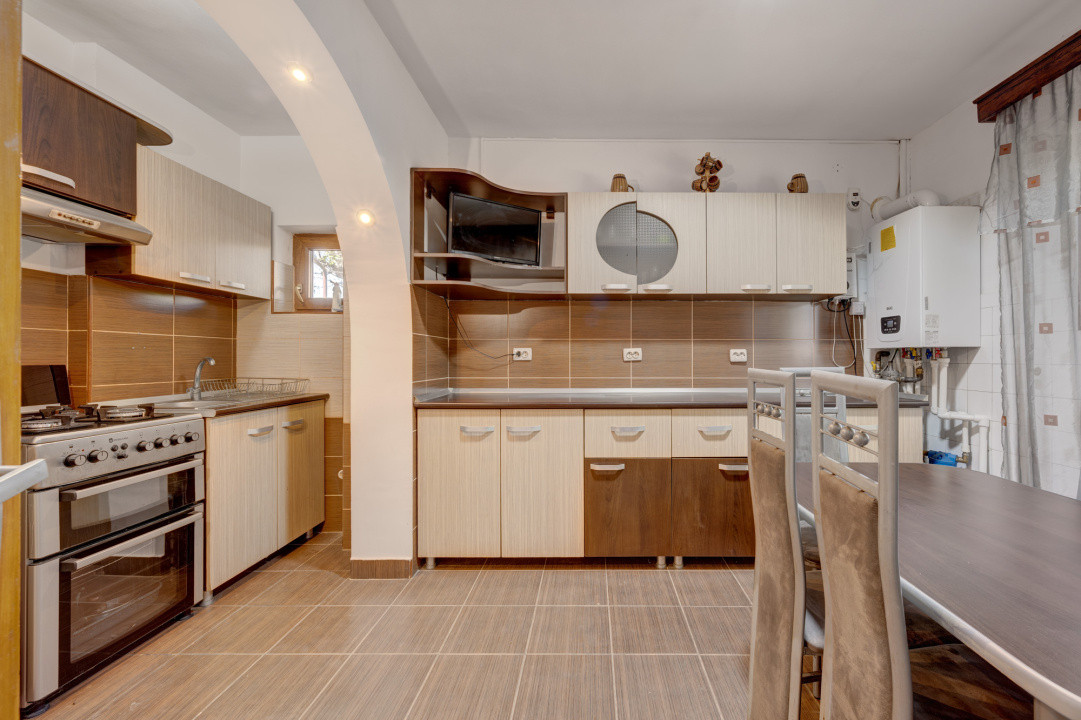 Casa de vacanta cu teren 5394 mp, Pucioasa, Dambovita	