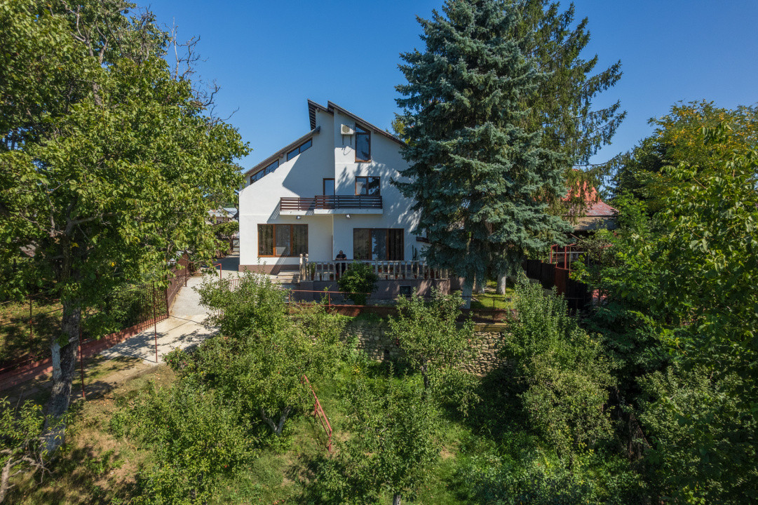 Casa de vacanta cu teren 5394 mp, Pucioasa, Dambovita	