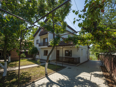 Casa de vacanta cu teren 5394 mp, Pucioasa, Dambovita	