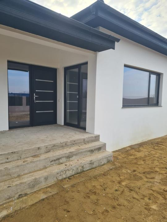 Casă parter, construcție solidă, teren generos – Cârcea, zona Metro