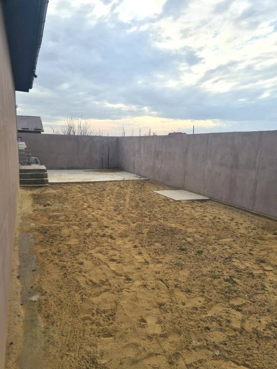 Casă parter, construcție solidă, teren generos – Cârcea, zona Metro