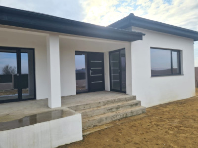 Casă parter, construcție solidă, teren generos – Cârcea, zona Metro