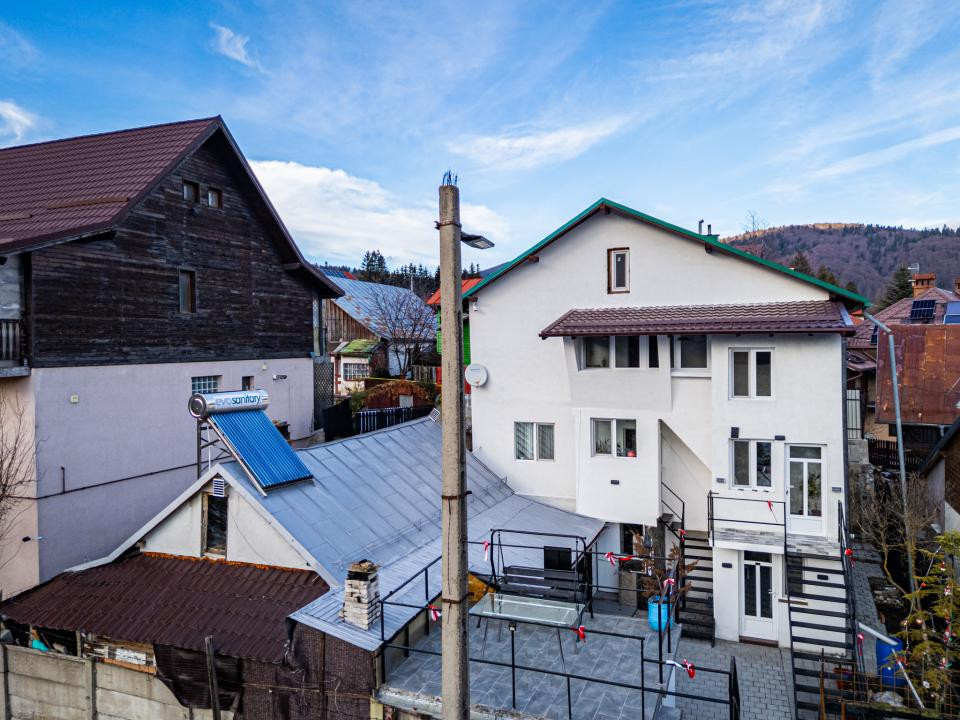 Casă individuală, vedere către Bucegi, la 300 m de Centru, Gară sau Cantacuzino