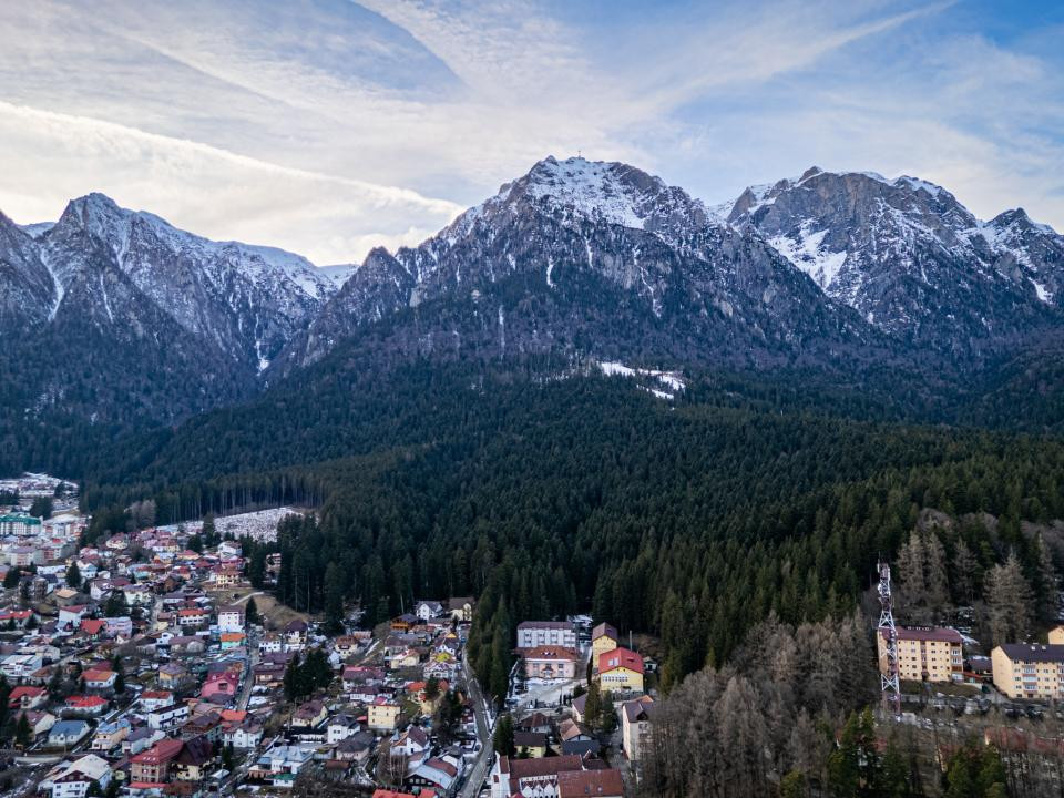 Casă individuală, vedere către Bucegi, la 300 m de Centru, Gară sau Cantacuzino