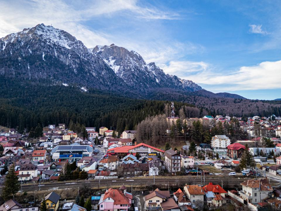 Casă individuală, vedere către Bucegi, la 300 m de Centru, Gară sau Cantacuzino