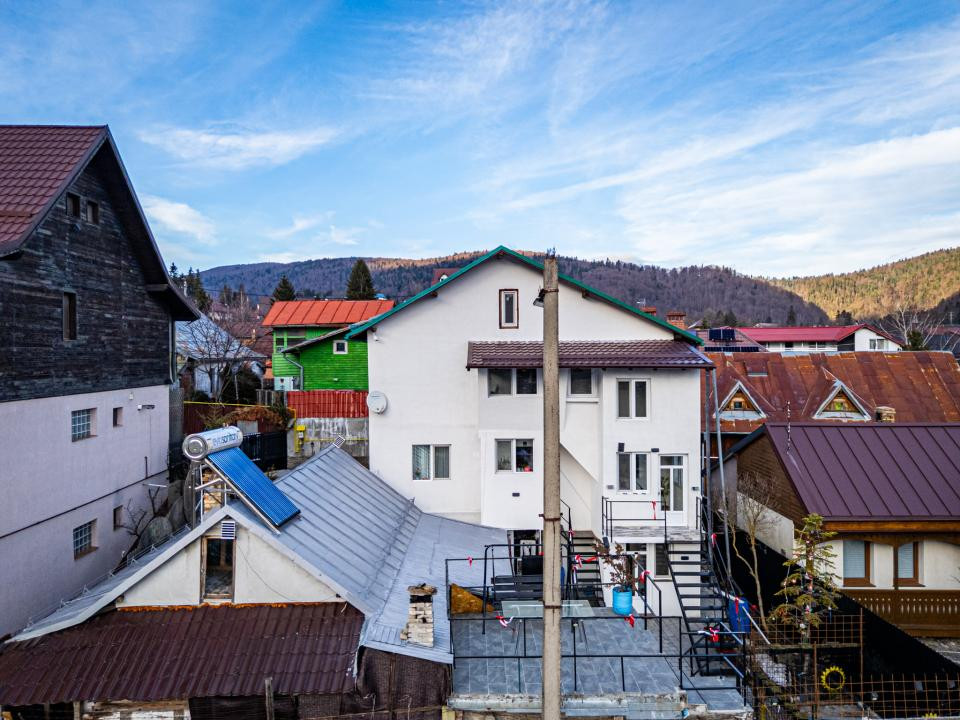 Casă individuală, vedere către Bucegi, la 300 m de Centru, Gară sau Cantacuzino