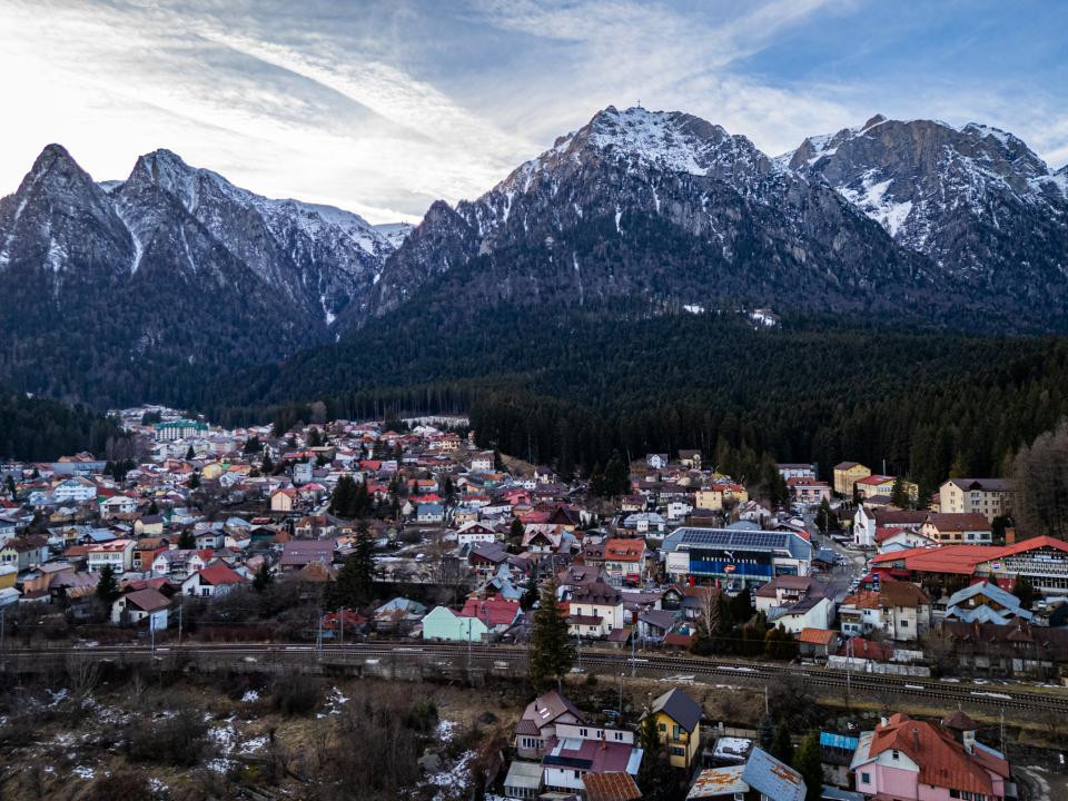 Casă individuală, vedere către Bucegi, la 300 m de Centru, Gară sau Cantacuzino