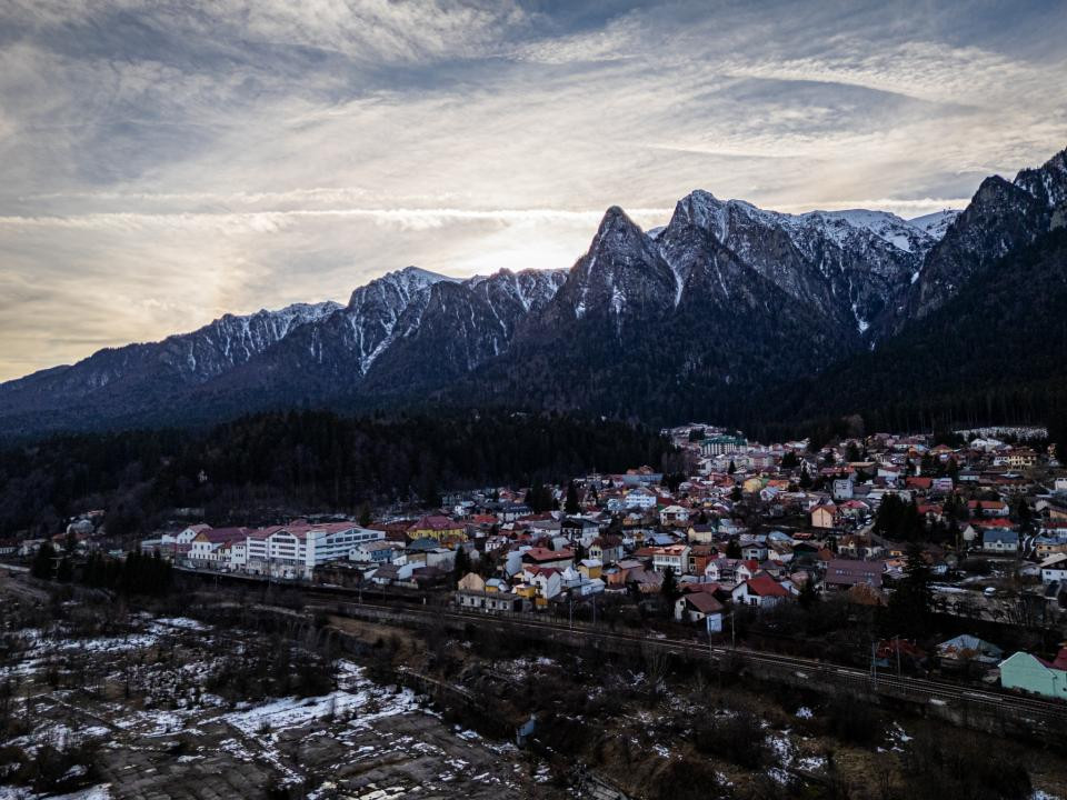 Casă individuală, vedere către Bucegi, la 300 m de Centru, Gară sau Cantacuzino
