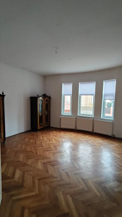 Casă de vanzare  cu 4 camere și pivniță, str. Teilor – Sibiu