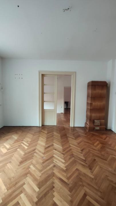 Casă de vanzare  cu 4 camere și pivniță, str. Teilor – Sibiu