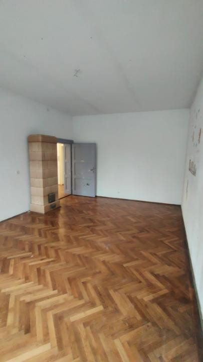 Casă de vanzare  cu 4 camere și pivniță, str. Teilor – Sibiu