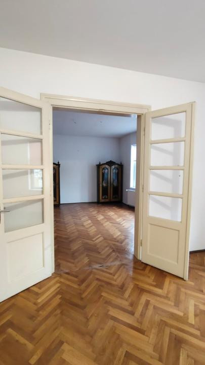 Casă de vanzare  cu 4 camere și pivniță, str. Teilor – Sibiu