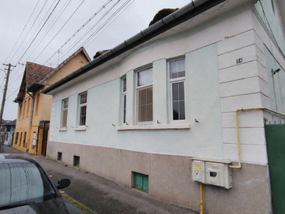 Casă de vanzare  cu 4 camere și pivniță, str. Teilor – Sibiu