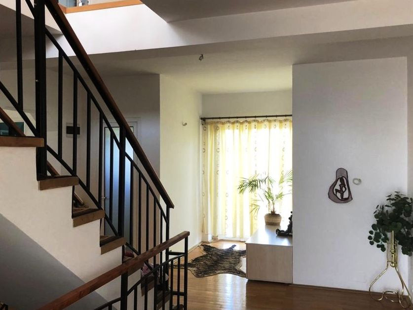 Casă de vânzare în Brașov, zona Tractorul, S utilă - 544 mp, S teren - 700 mp.