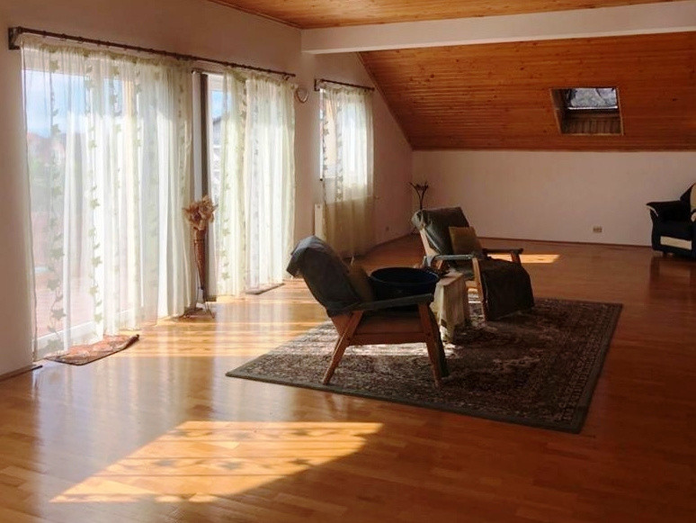 Casă de vânzare în Brașov, zona Tractorul, S utilă - 544 mp, S teren - 700 mp.