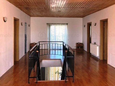 Casă de vânzare în Brașov, zona Tractorul, S utilă - 544 mp, S teren - 700 mp.