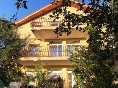 Casă de vânzare în Brașov, zona Tractorul, S utilă - 544 mp, S teren - 700 mp.