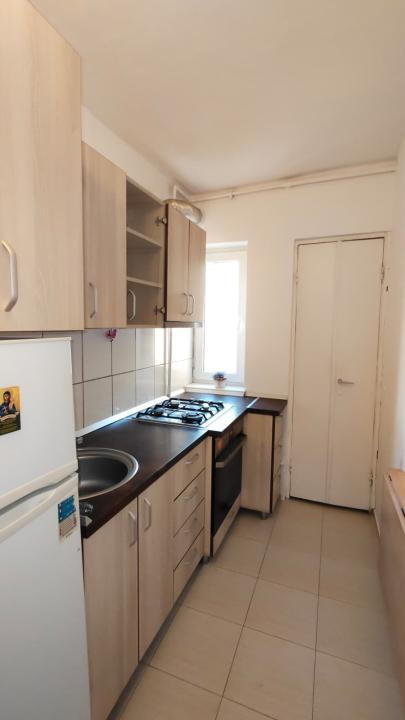 APARTAMENT DE INCHIRIAT 2 CAMERE STR SEMAFORULUI