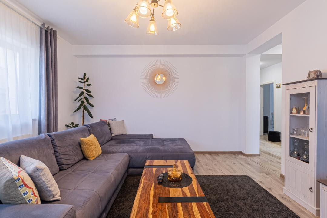 Apartament 3 camere + loc de parcare