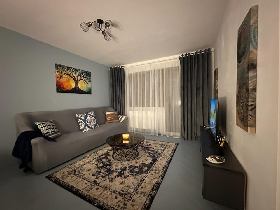 Apartament cu  2 camere semidecomandat in Podu Ros,etaj 1 !