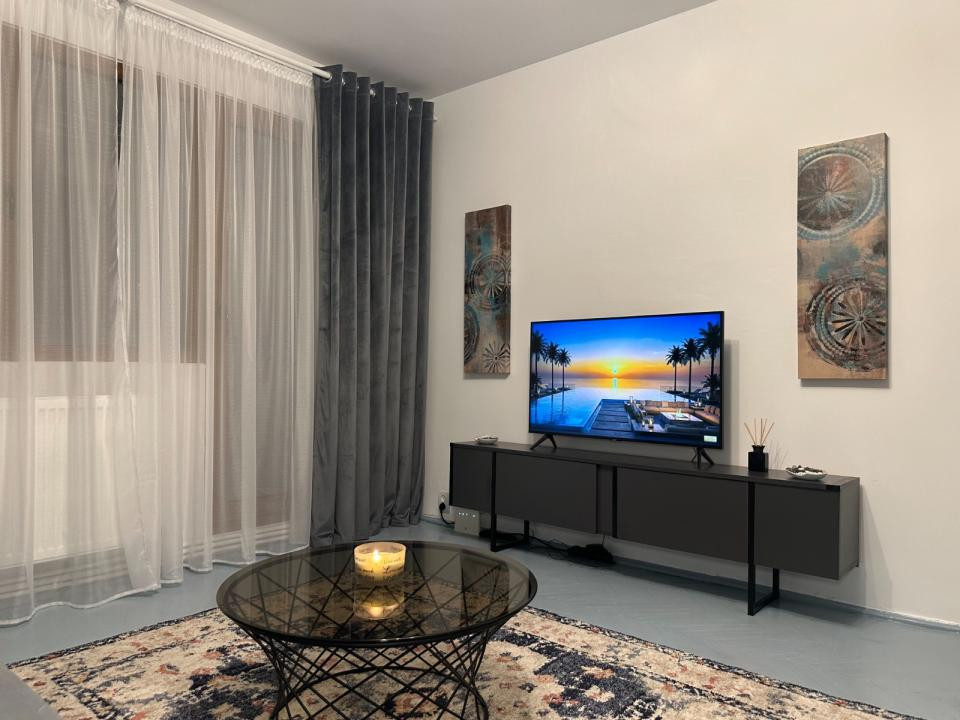 Apartament cu  2 camere semidecomandat in Podu Ros,etaj 1 !