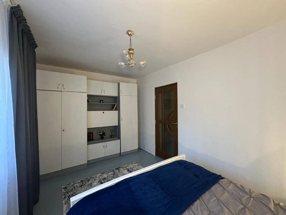 Apartament cu  2 camere semidecomandat in Podu Ros,etaj 1 !