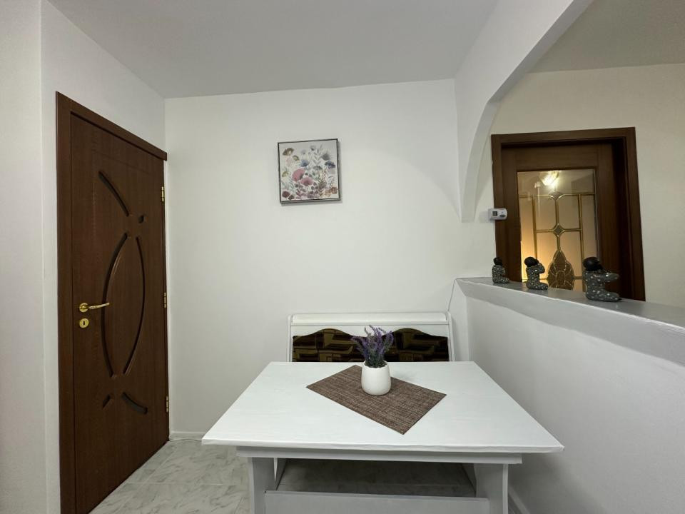 Apartament cu  2 camere semidecomandat in Podu Ros,etaj 1 !