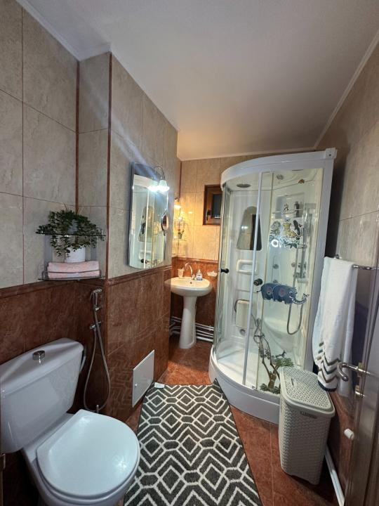 Apartament cu  2 camere semidecomandat in Podu Ros,etaj 1 !