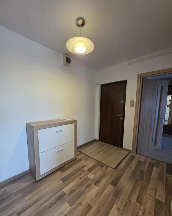 De închiriat 2 camere + loc de parcare