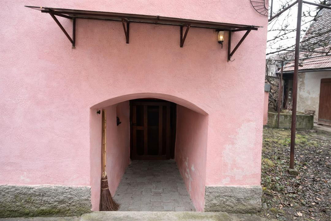 Tradiție și potențial: casă cu șură, utilități complete, Turnu Roșu