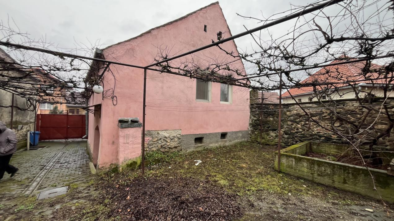 Tradiție și potențial: casă cu șură, utilități complete, Turnu Roșu