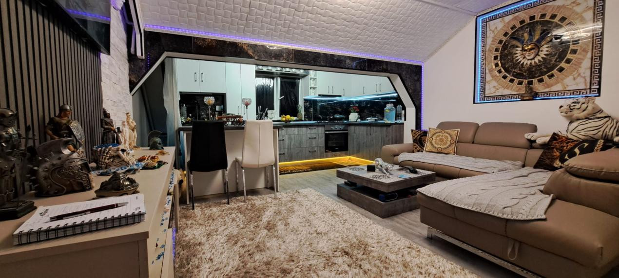 Apartament tip mansarda ,  decomandat , pe 2 niveluri , 92 mp utili